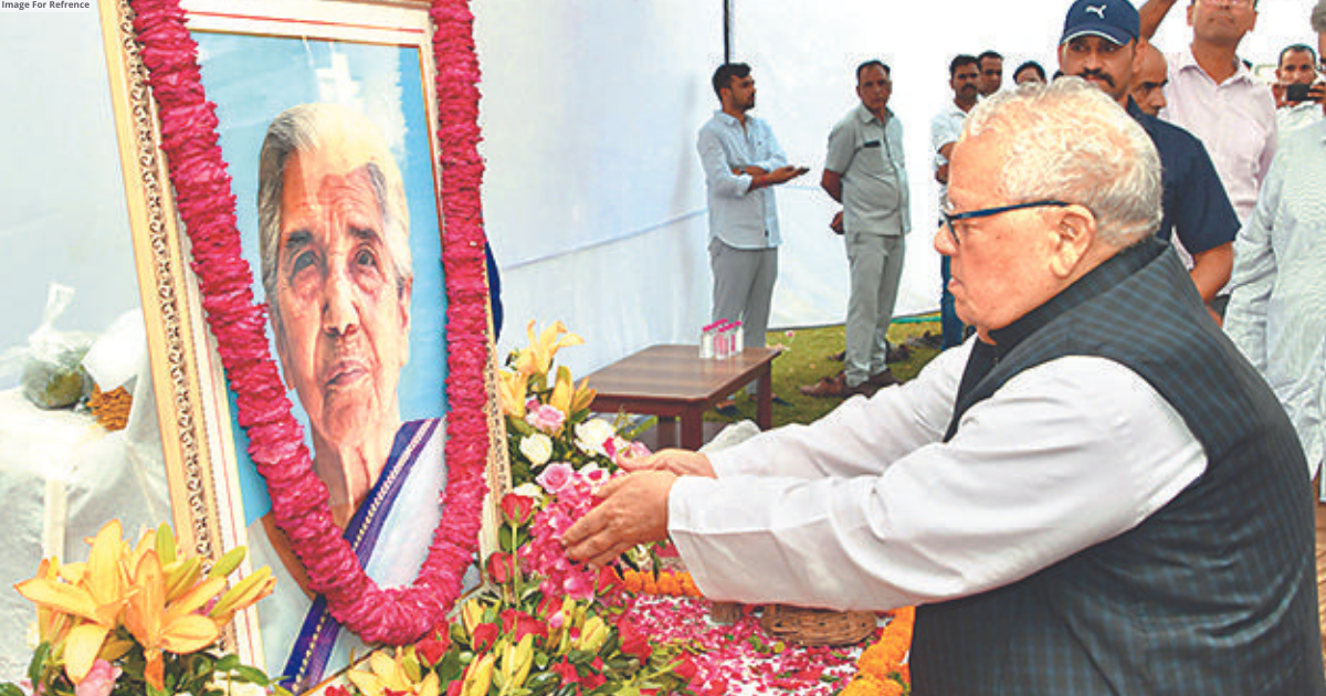 Guv, other leaders pay tributes to Kamla Beniwal during prayer meeting